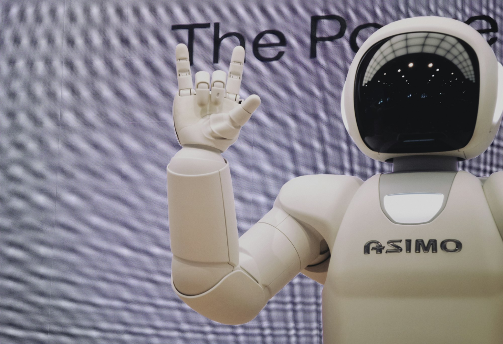 Photo of a Asimo robot making a hand gesture by Possessed Photography on Unsplash